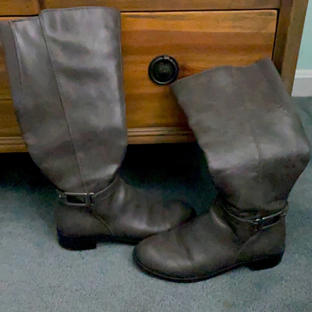 Grey 6.5 boots only worn once!!! Great condition!!!
